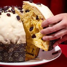 Carica l'immagine nel visualizzatore di Gallery, Panettone Artigianale al Cioccolato Bianco e Mirtillo